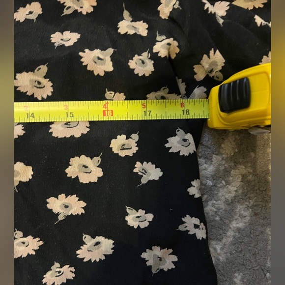 Madewell 100% silk Floral Black and White Women's Top size S (F119) - Picture 9 of 9